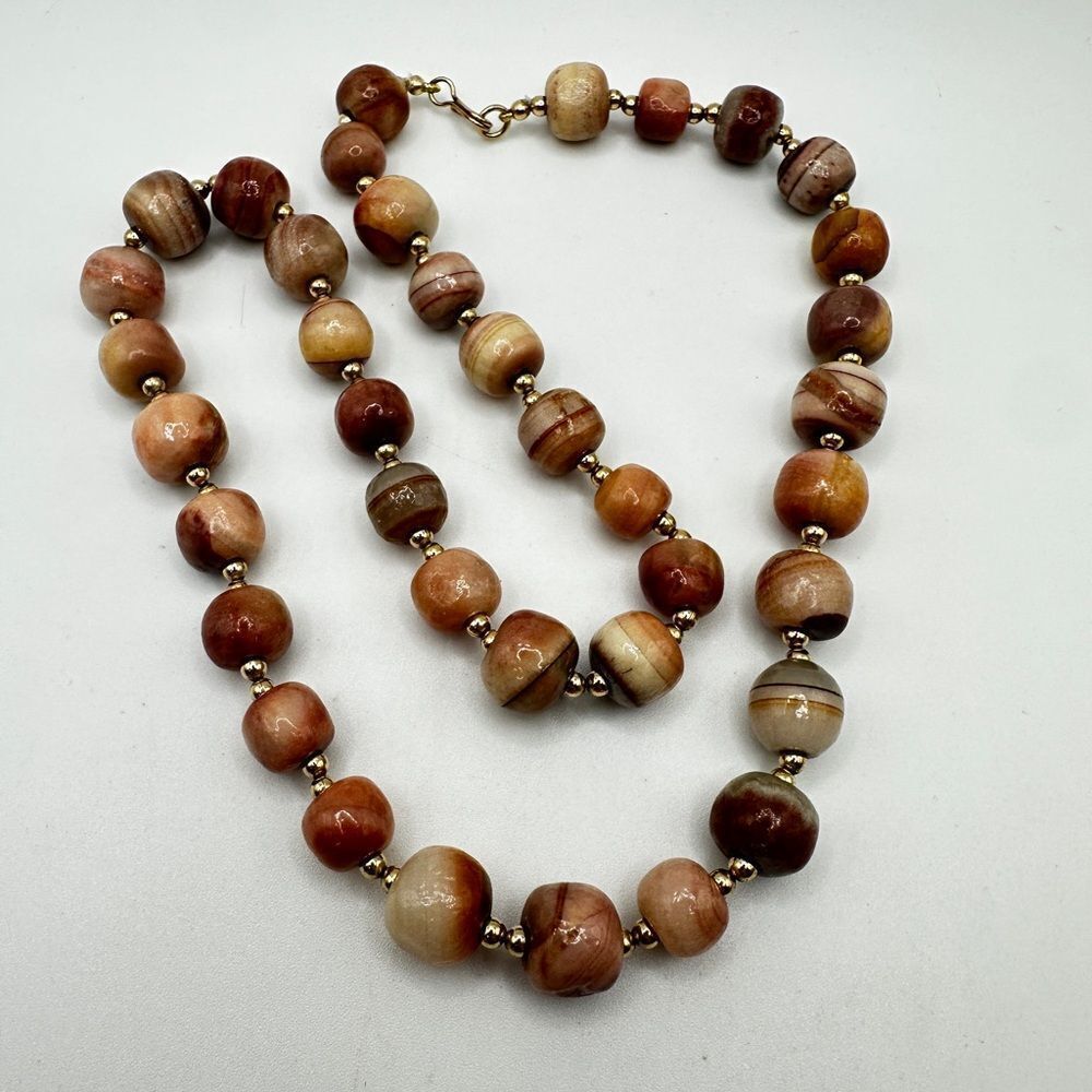 21" of all agate beaded necklace with gold tone accent beads‎ and hook clasp!
